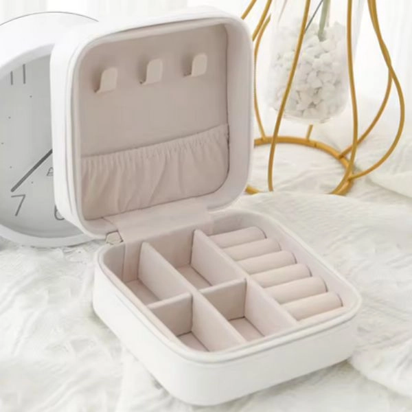 Small jewelry box - white
